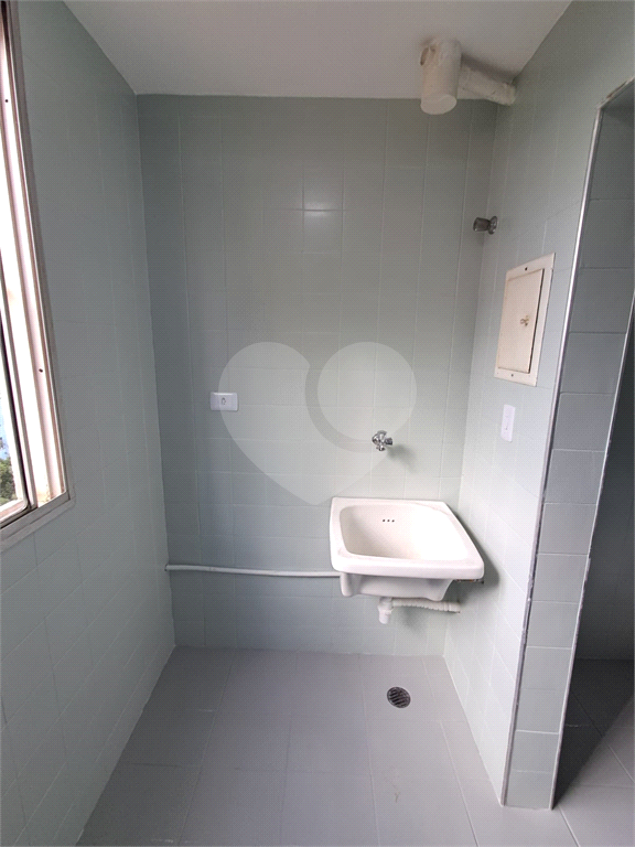 Apartamento com 2 quartos, sala para dois ambientes e vaga de garagem próximo a Estrada do Campo Limpo a 1,7 km da Estação Campo Limpo do metrô.