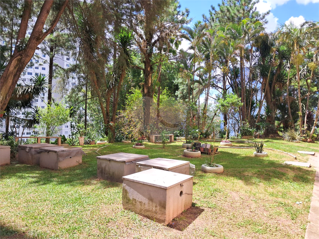 Apartamento com 2 quartos, sala para dois ambientes e vaga de garagem próximo a Estrada do Campo Limpo a 1,7 km da Estação Campo Limpo do metrô.