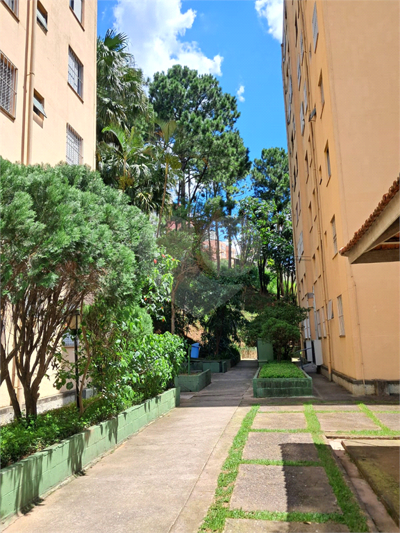 Apartamento com 2 quartos, sala para dois ambientes e vaga de garagem próximo a Estrada do Campo Limpo a 1,7 km da Estação Campo Limpo do metrô.