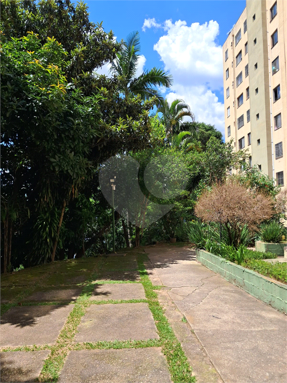 Apartamento com 2 quartos, sala para dois ambientes e vaga de garagem próximo a Estrada do Campo Limpo a 1,7 km da Estação Campo Limpo do metrô.