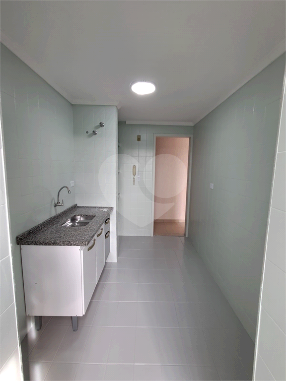 Apartamento com 2 quartos, sala para dois ambientes e vaga de garagem próximo a Estrada do Campo Limpo a 1,7 km da Estação Campo Limpo do metrô.