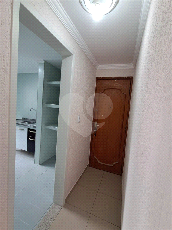 Apartamento com 2 quartos, sala para dois ambientes e vaga de garagem próximo a Estrada do Campo Limpo a 1,7 km da Estação Campo Limpo do metrô.