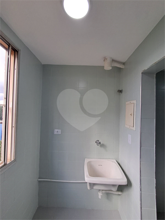 Apartamento com 2 quartos, sala para dois ambientes e vaga de garagem próximo a Estrada do Campo Limpo a 1,7 km da Estação Campo Limpo do metrô.