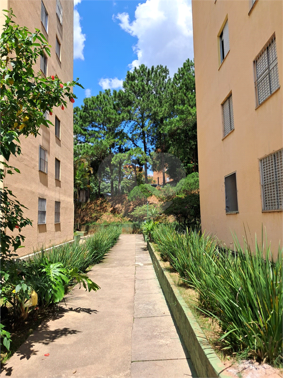 Apartamento com 2 quartos, sala para dois ambientes e vaga de garagem próximo a Estrada do Campo Limpo a 1,7 km da Estação Campo Limpo do metrô.