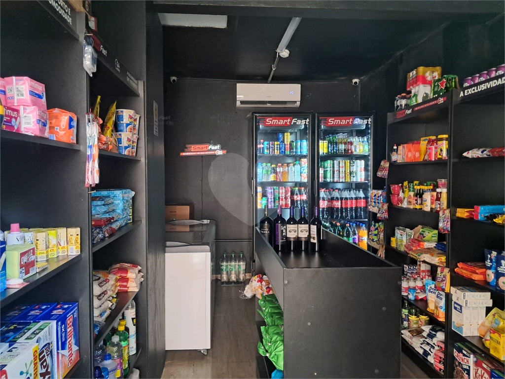 Apartamento com 2 quartos, sala para dois ambientes e vaga de garagem próximo a Estrada do Campo Limpo a 1,7 km da Estação Campo Limpo do metrô.