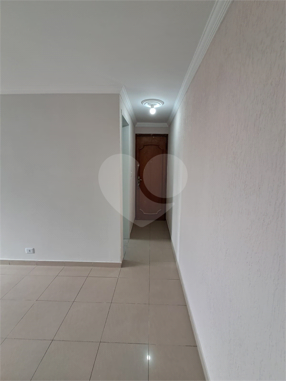 Apartamento com 2 quartos, sala para dois ambientes e vaga de garagem próximo a Estrada do Campo Limpo a 1,7 km da Estação Campo Limpo do metrô.