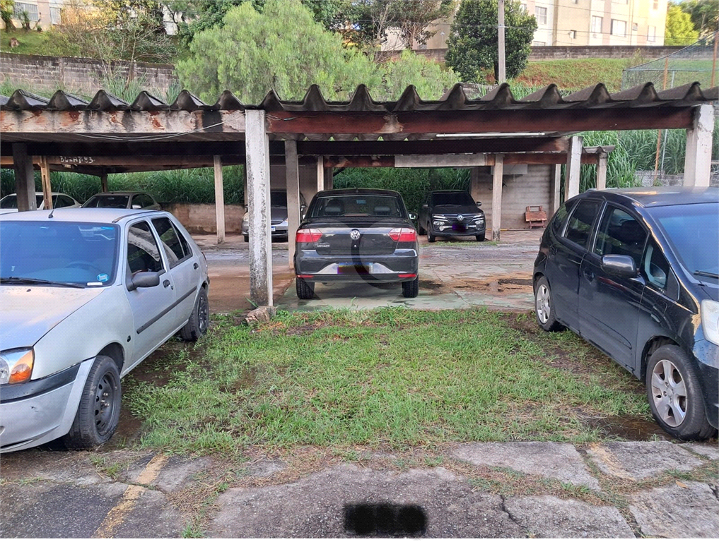 Apartamento com 2 quartos, sala para dois ambientes e vaga de garagem próximo a Estrada do Campo Limpo a 1,7 km da Estação Campo Limpo do metrô.