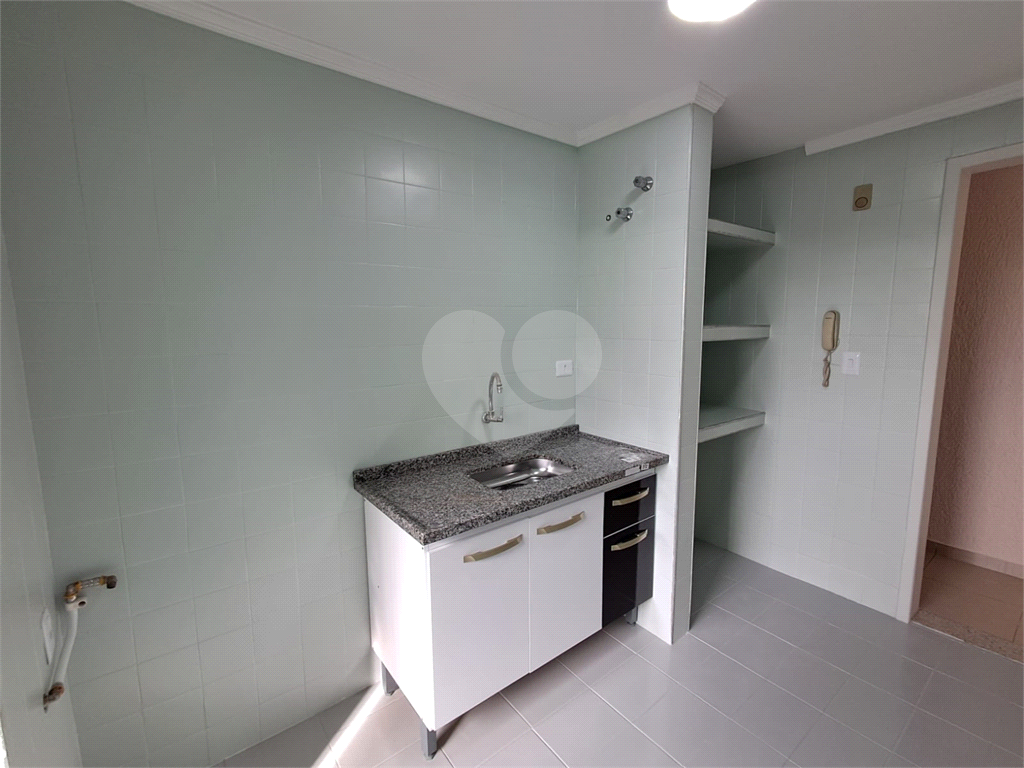 Apartamento com 2 quartos, sala para dois ambientes e vaga de garagem próximo a Estrada do Campo Limpo a 1,7 km da Estação Campo Limpo do metrô.