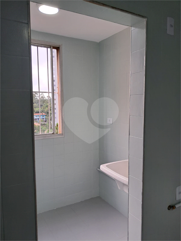 Apartamento com 2 quartos, sala para dois ambientes e vaga de garagem próximo a Estrada do Campo Limpo a 1,7 km da Estação Campo Limpo do metrô.