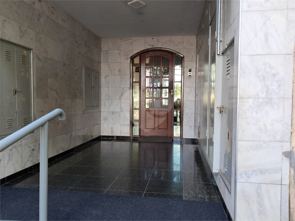 Apartamento com 2 quartos, sala para dois ambientes e vaga de garagem próximo a Estrada do Campo Limpo a 1,7 km da Estação Campo Limpo do metrô.