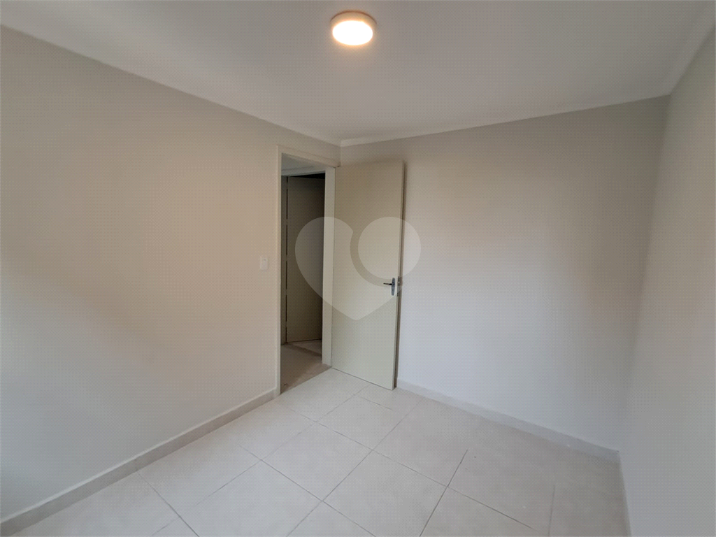 Apartamento com 2 quartos, sala para dois ambientes e vaga de garagem próximo a Estrada do Campo Limpo a 1,7 km da Estação Campo Limpo do metrô.