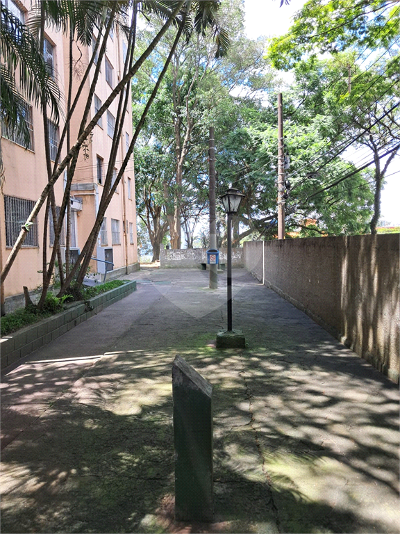 Apartamento com 2 quartos, sala para dois ambientes e vaga de garagem próximo a Estrada do Campo Limpo a 1,7 km da Estação Campo Limpo do metrô.