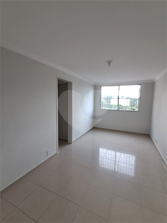 Apartamento com 2 quartos, sala para dois ambientes e vaga de garagem próximo a Estrada do Campo Limpo a 1,7 km da Estação Campo Limpo do metrô.