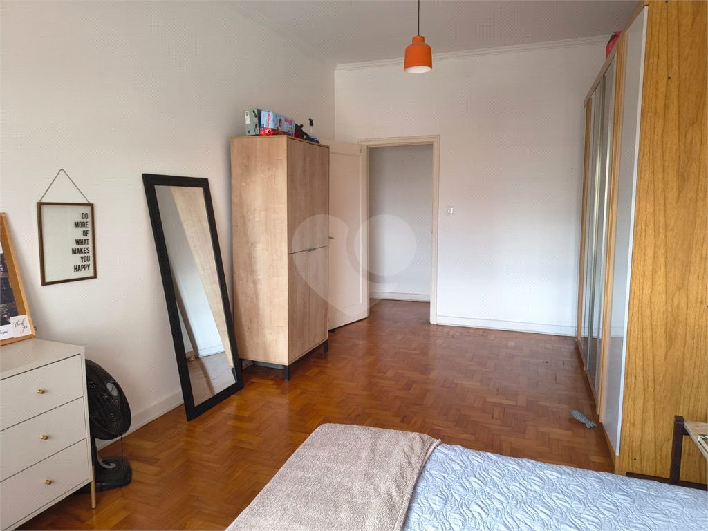 Excelente apartamento, à venda com janelões, ao lado do metrô!

Aproximadamente 100m² de área útil distribuídos em 2 amplos dormitórios, ( com muitas possibilidades, inclusive de fazer suite), pé direto alto, Cozinha ampla podendo abrir para o Living q