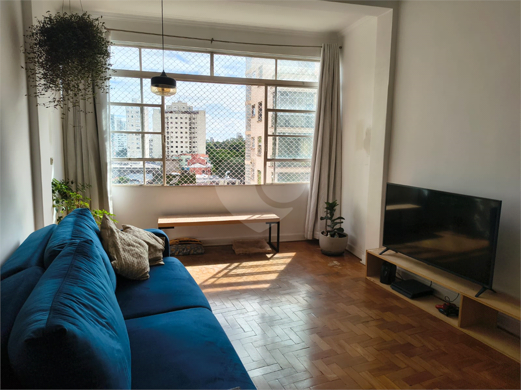 Excelente apartamento, à venda com janelões, ao lado do metrô!

Aproximadamente 100m² de área útil distribuídos em 2 amplos dormitórios, ( com muitas possibilidades, inclusive de fazer suite), pé direto alto, Cozinha ampla podendo abrir para o Living q