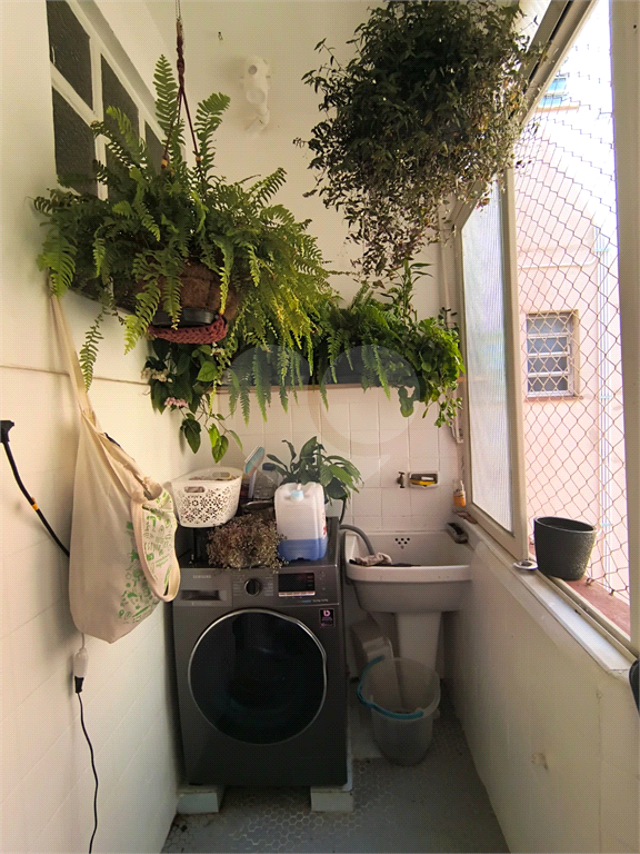 Excelente apartamento, à venda com janelões, ao lado do metrô!

Aproximadamente 100m² de área útil distribuídos em 2 amplos dormitórios, ( com muitas possibilidades, inclusive de fazer suite), pé direto alto, Cozinha ampla podendo abrir para o Living q