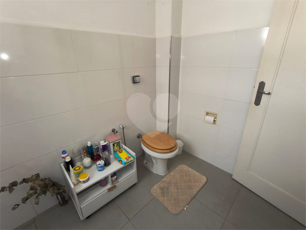 Excelente apartamento, à venda com janelões, ao lado do metrô!

Aproximadamente 100m² de área útil distribuídos em 2 amplos dormitórios, ( com muitas possibilidades, inclusive de fazer suite), pé direto alto, Cozinha ampla podendo abrir para o Living q