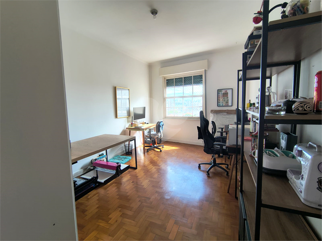 Excelente apartamento, à venda com janelões, ao lado do metrô!

Aproximadamente 100m² de área útil distribuídos em 2 amplos dormitórios, ( com muitas possibilidades, inclusive de fazer suite), pé direto alto, Cozinha ampla podendo abrir para o Living q