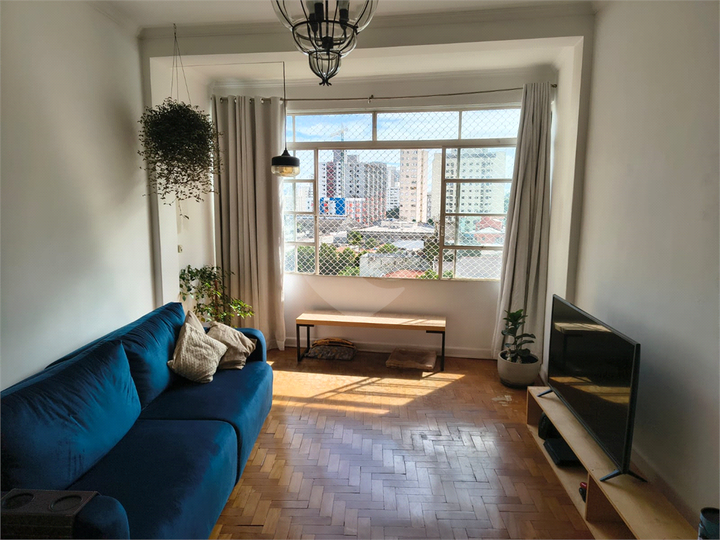 Excelente apartamento, à venda com janelões, ao lado do metrô!

Aproximadamente 100m² de área útil distribuídos em 2 amplos dormitórios, ( com muitas possibilidades, inclusive de fazer suite), pé direto alto, Cozinha ampla podendo abrir para o Living q