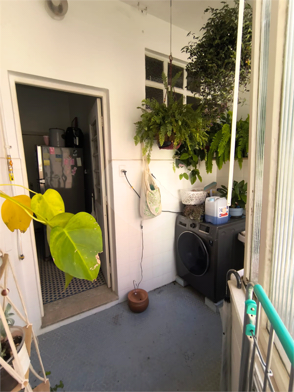 Excelente apartamento, à venda com janelões, ao lado do metrô!

Aproximadamente 100m² de área útil distribuídos em 2 amplos dormitórios, ( com muitas possibilidades, inclusive de fazer suite), pé direto alto, Cozinha ampla podendo abrir para o Living q