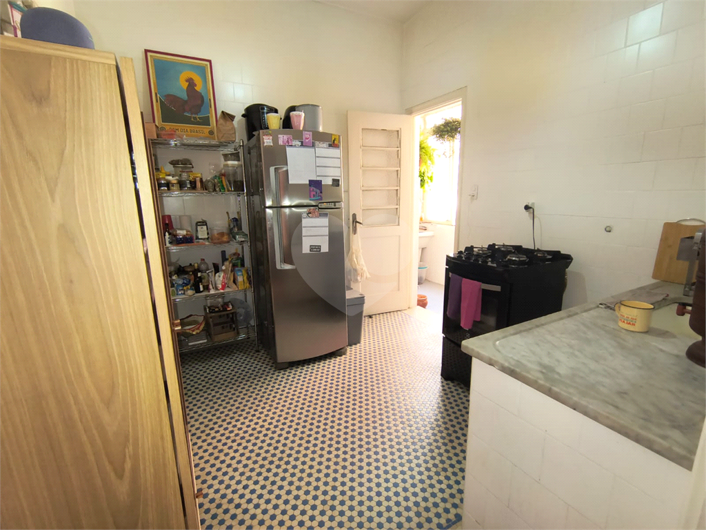 Excelente apartamento, à venda com janelões, ao lado do metrô!

Aproximadamente 100m² de área útil distribuídos em 2 amplos dormitórios, ( com muitas possibilidades, inclusive de fazer suite), pé direto alto, Cozinha ampla podendo abrir para o Living q