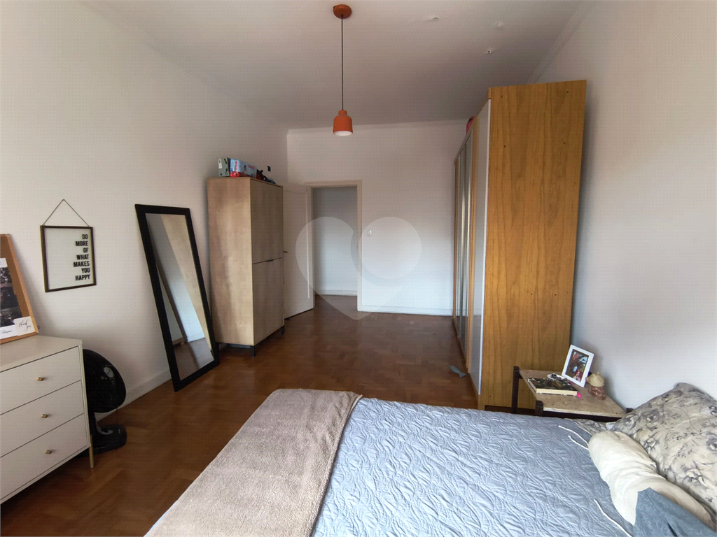 Excelente apartamento, à venda com janelões, ao lado do metrô!

Aproximadamente 100m² de área útil distribuídos em 2 amplos dormitórios, ( com muitas possibilidades, inclusive de fazer suite), pé direto alto, Cozinha ampla podendo abrir para o Living q