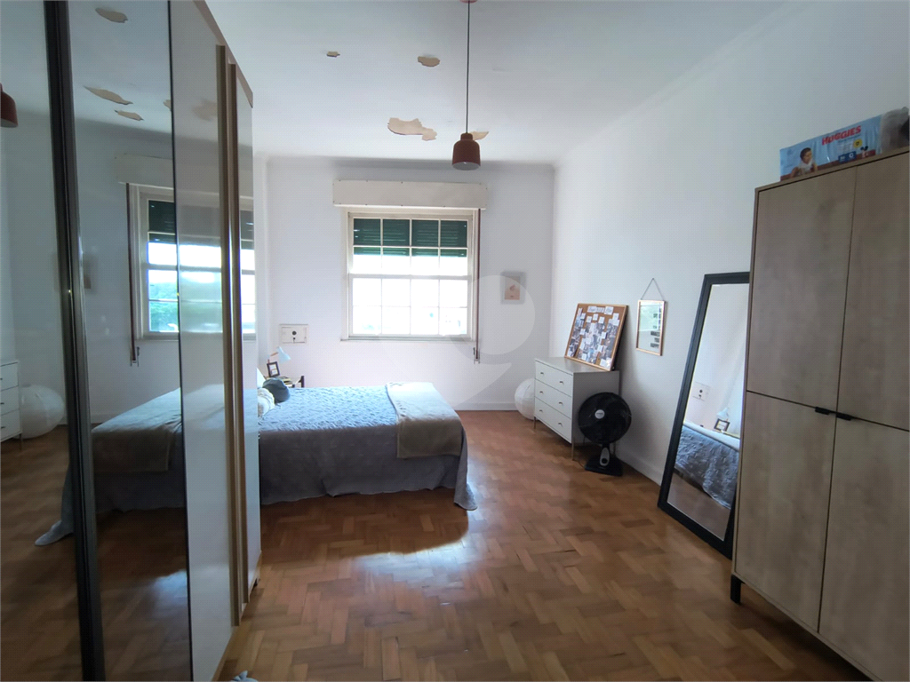 Excelente apartamento, à venda com janelões, ao lado do metrô!

Aproximadamente 100m² de área útil distribuídos em 2 amplos dormitórios, ( com muitas possibilidades, inclusive de fazer suite), pé direto alto, Cozinha ampla podendo abrir para o Living q