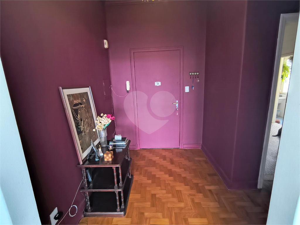 Excelente apartamento, à venda com janelões, ao lado do metrô!

Aproximadamente 100m² de área útil distribuídos em 2 amplos dormitórios, ( com muitas possibilidades, inclusive de fazer suite), pé direto alto, Cozinha ampla podendo abrir para o Living q