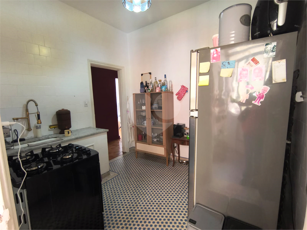 Excelente apartamento, à venda com janelões, ao lado do metrô!

Aproximadamente 100m² de área útil distribuídos em 2 amplos dormitórios, ( com muitas possibilidades, inclusive de fazer suite), pé direto alto, Cozinha ampla podendo abrir para o Living q