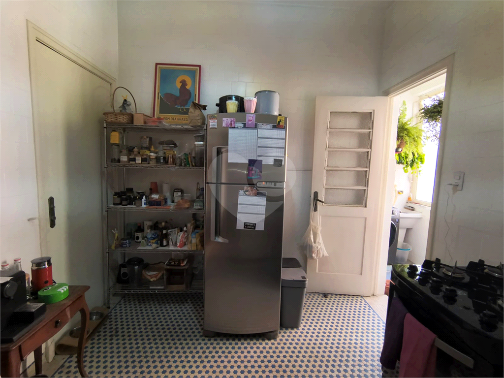 Excelente apartamento, à venda com janelões, ao lado do metrô!

Aproximadamente 100m² de área útil distribuídos em 2 amplos dormitórios, ( com muitas possibilidades, inclusive de fazer suite), pé direto alto, Cozinha ampla podendo abrir para o Living q