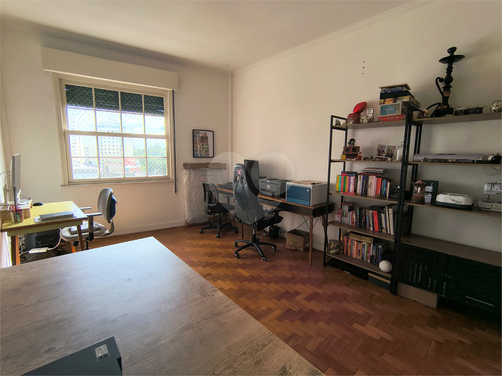 Excelente apartamento, à venda com janelões, ao lado do metrô!

Aproximadamente 100m² de área útil distribuídos em 2 amplos dormitórios, ( com muitas possibilidades, inclusive de fazer suite), pé direto alto, Cozinha ampla podendo abrir para o Living q