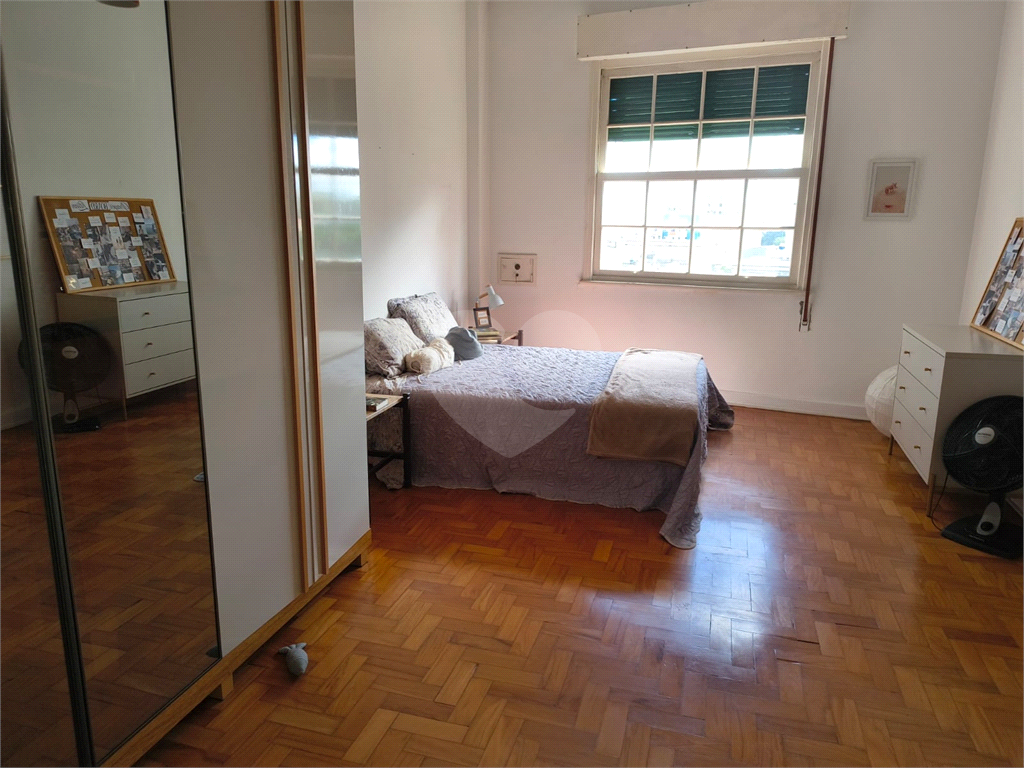 Excelente apartamento, à venda com janelões, ao lado do metrô!

Aproximadamente 100m² de área útil distribuídos em 2 amplos dormitórios, ( com muitas possibilidades, inclusive de fazer suite), pé direto alto, Cozinha ampla podendo abrir para o Living q