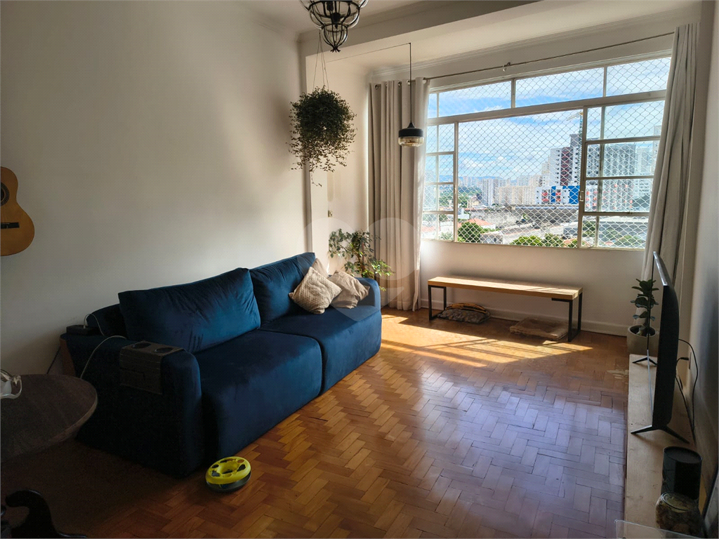 Excelente apartamento, à venda com janelões, ao lado do metrô!

Aproximadamente 100m² de área útil distribuídos em 2 amplos dormitórios, ( com muitas possibilidades, inclusive de fazer suite), pé direto alto, Cozinha ampla podendo abrir para o Living q