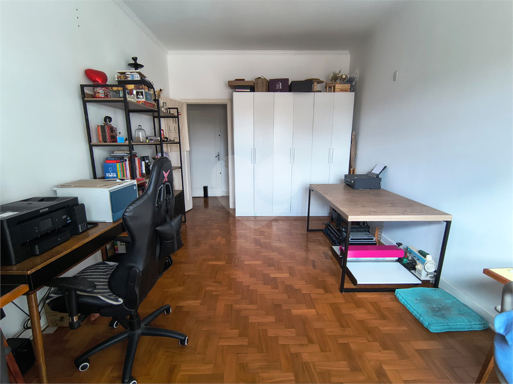 Excelente apartamento, à venda com janelões, ao lado do metrô!

Aproximadamente 100m² de área útil distribuídos em 2 amplos dormitórios, ( com muitas possibilidades, inclusive de fazer suite), pé direto alto, Cozinha ampla podendo abrir para o Living q