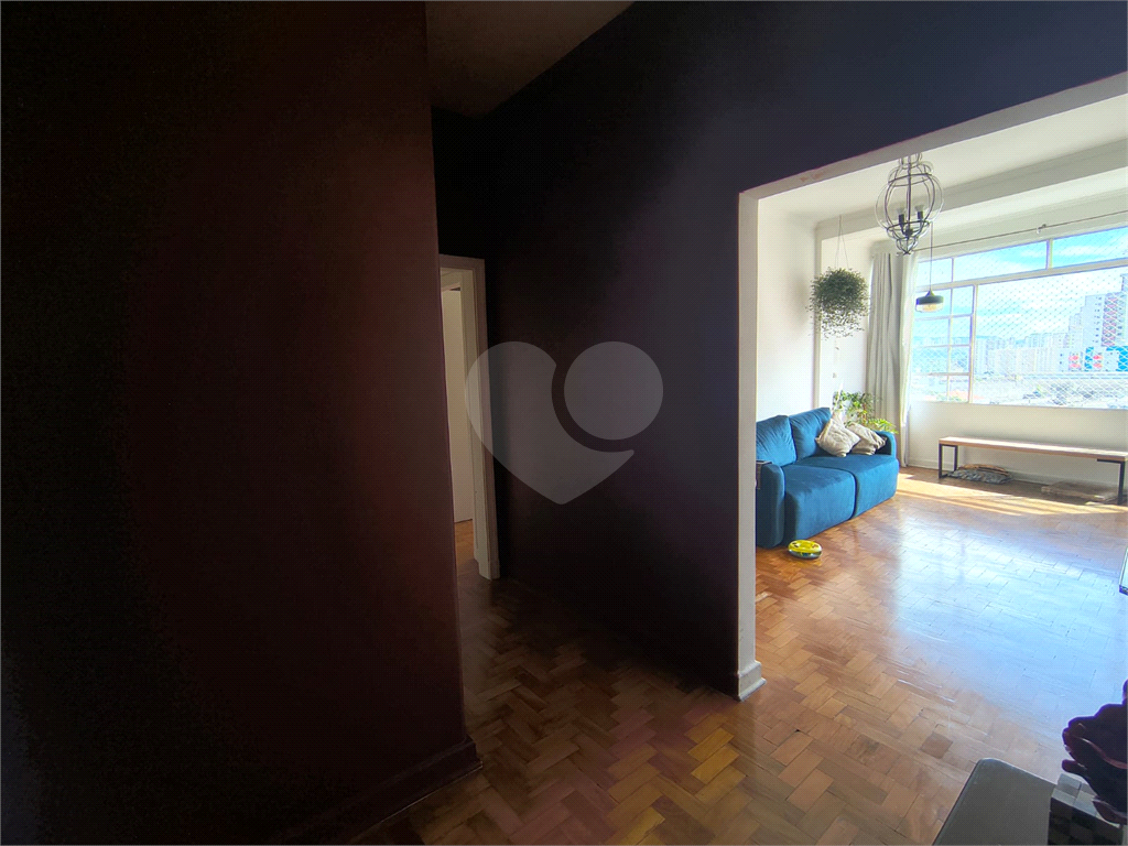 Excelente apartamento, à venda com janelões, ao lado do metrô!

Aproximadamente 100m² de área útil distribuídos em 2 amplos dormitórios, ( com muitas possibilidades, inclusive de fazer suite), pé direto alto, Cozinha ampla podendo abrir para o Living q