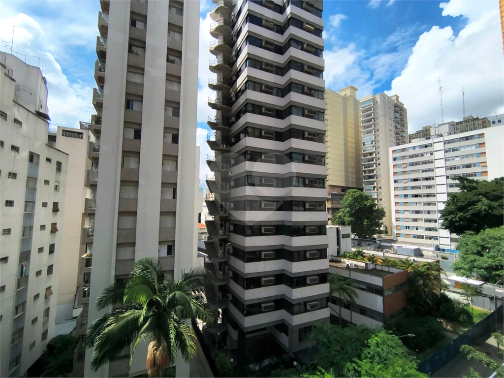 Apartamento à venda na Santa Cecília
  Antigão, com janelões e muito espaço!