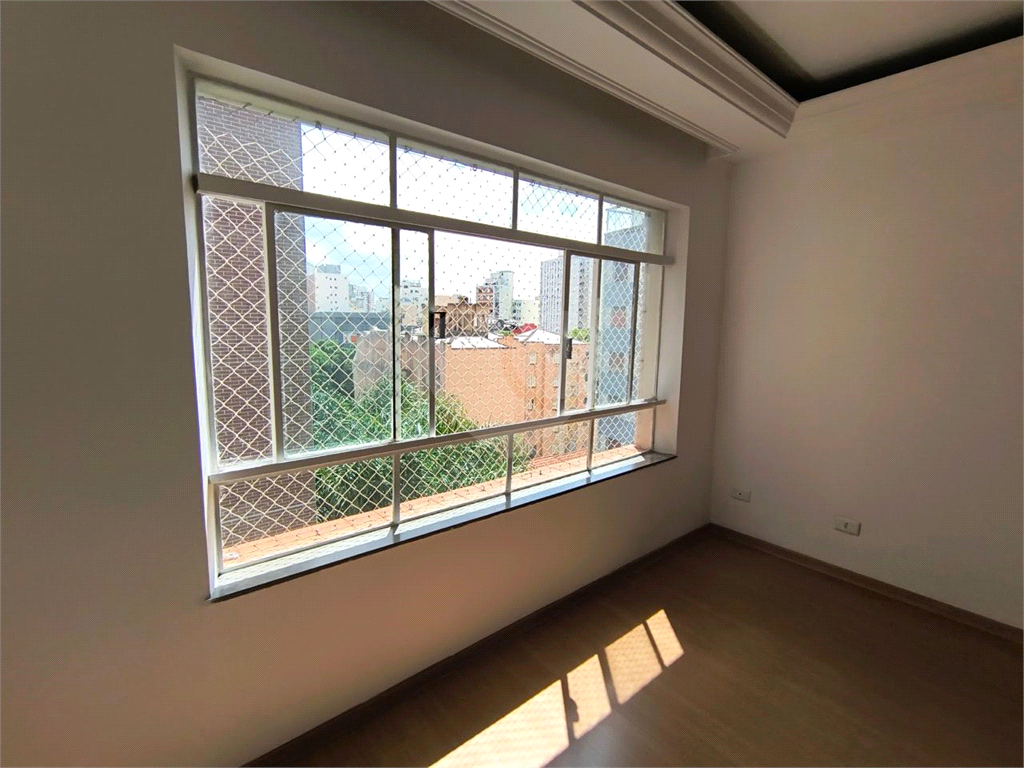 Apartamento à venda na Santa Cecília
  Antigão, com janelões e muito espaço!