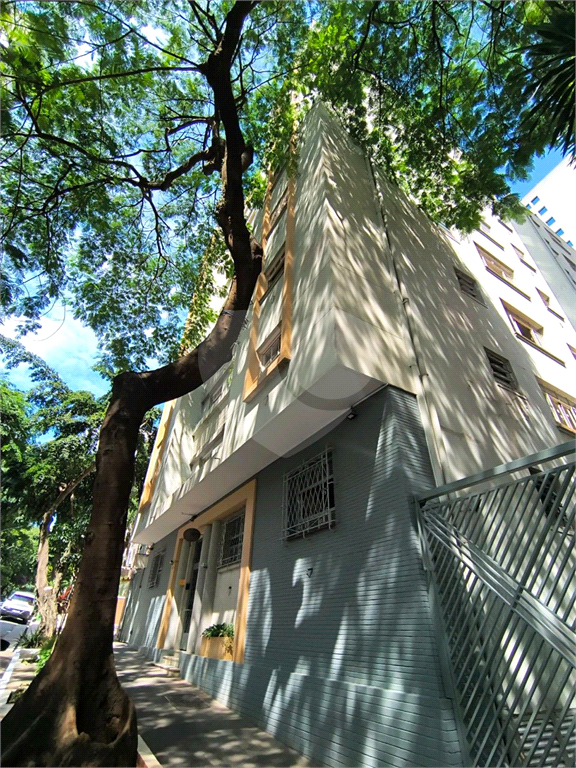 Apartamento à venda na Santa Cecília
  Antigão, com janelões e muito espaço!