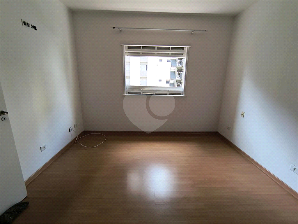 Apartamento à venda na Santa Cecília
  Antigão, com janelões e muito espaço!