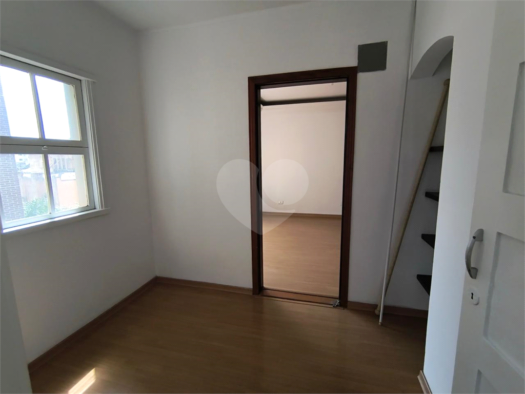 Apartamento à venda na Santa Cecília
  Antigão, com janelões e muito espaço!