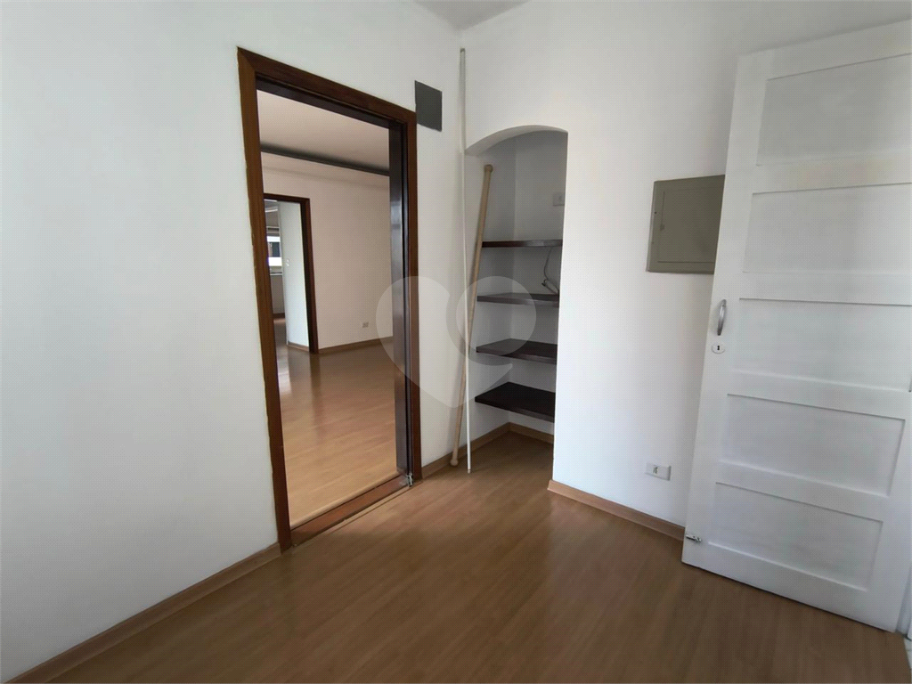 Apartamento à venda na Santa Cecília
  Antigão, com janelões e muito espaço!