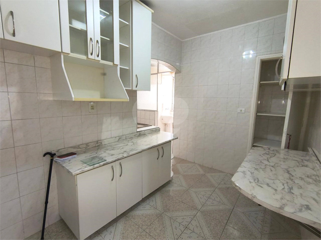 Apartamento à venda na Santa Cecília
  Antigão, com janelões e muito espaço!