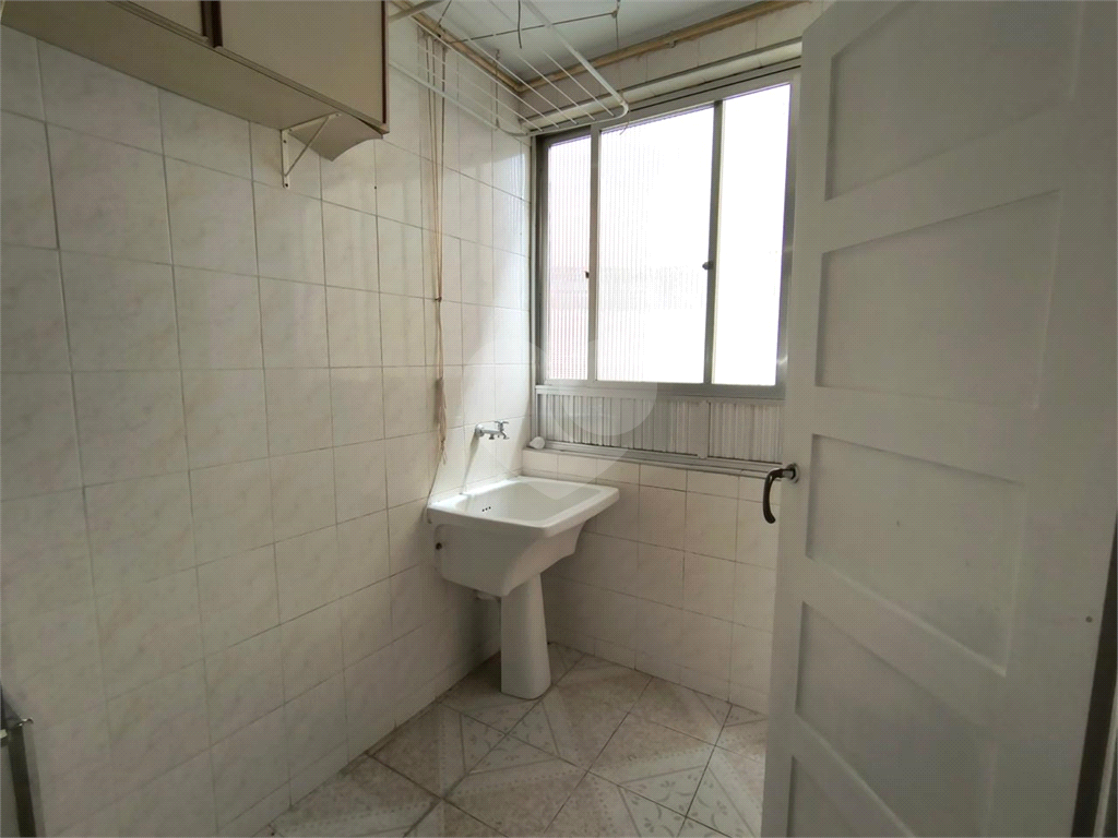 Apartamento à venda na Santa Cecília
  Antigão, com janelões e muito espaço!