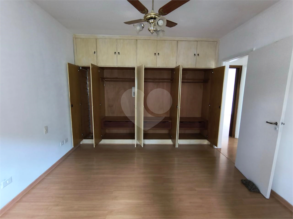 Apartamento à venda na Santa Cecília
  Antigão, com janelões e muito espaço!