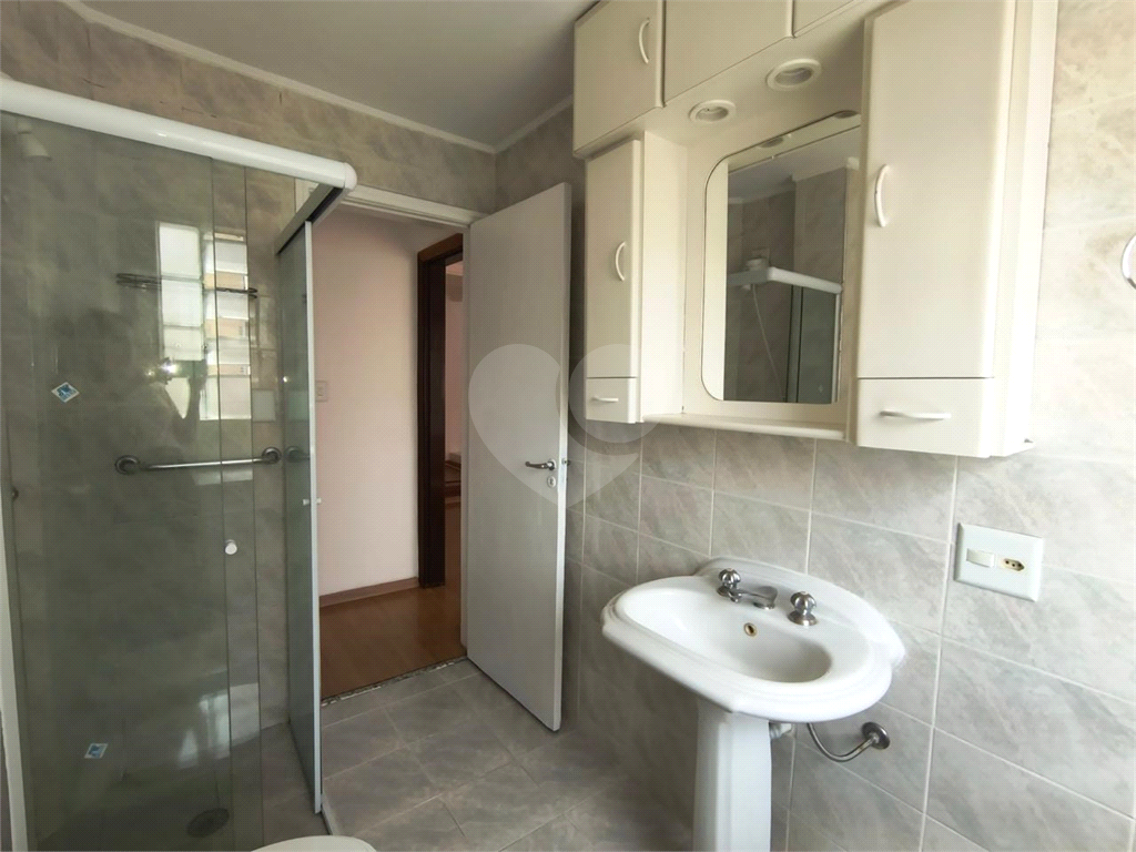 Apartamento à venda na Santa Cecília
  Antigão, com janelões e muito espaço!