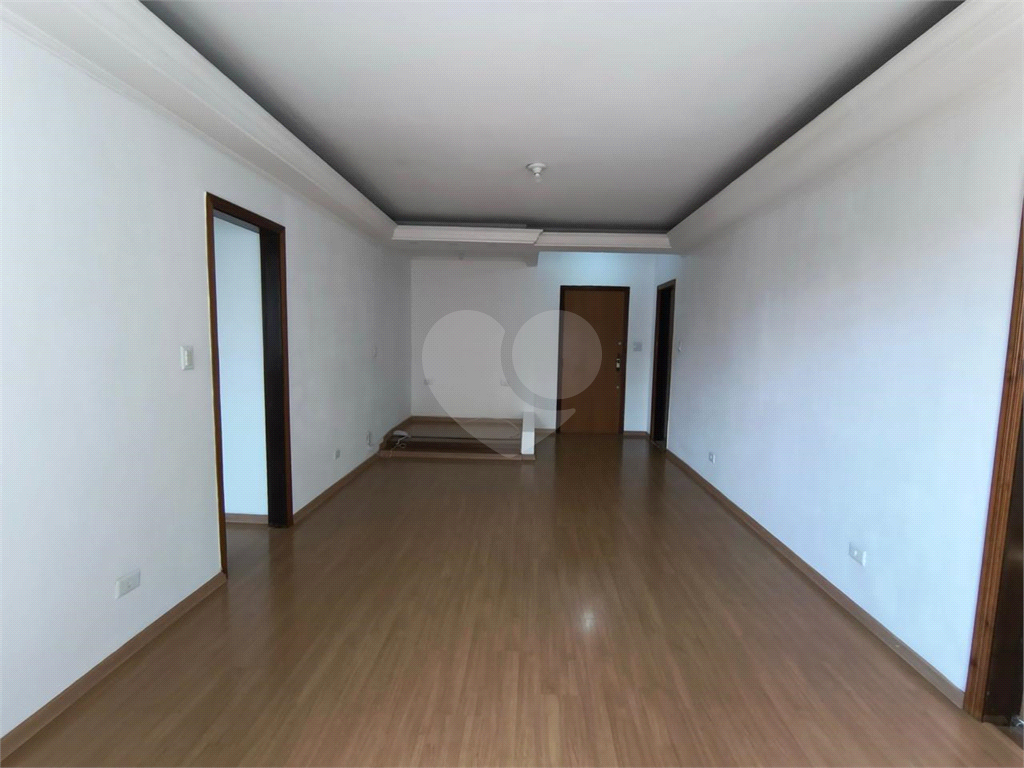 Apartamento à venda na Santa Cecília
  Antigão, com janelões e muito espaço!