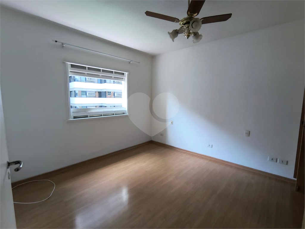 Apartamento à venda na Santa Cecília
  Antigão, com janelões e muito espaço!