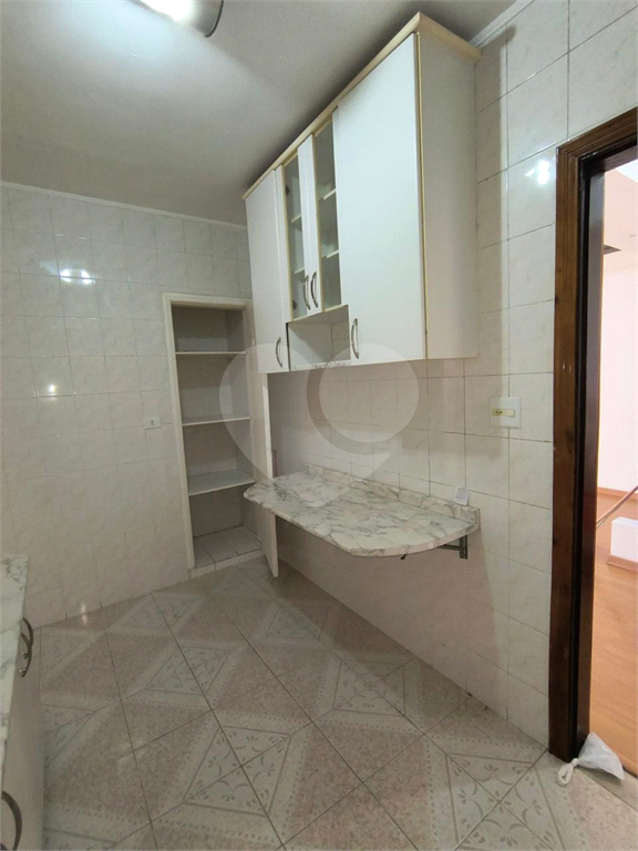 Apartamento à venda na Santa Cecília
  Antigão, com janelões e muito espaço!