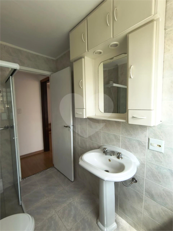 Apartamento à venda na Santa Cecília
  Antigão, com janelões e muito espaço!