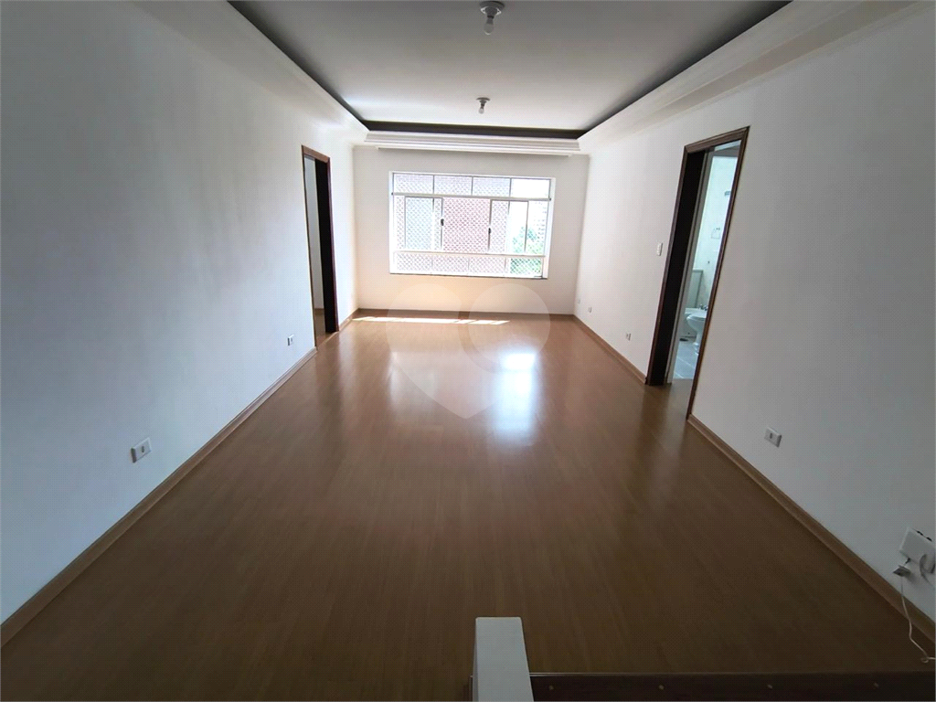 Apartamento à venda na Santa Cecília
  Antigão, com janelões e muito espaço!